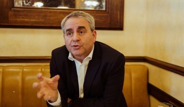 Xavier Bertrand, Président LR des Hauts de France lors d’une interview dans un café du 8ème arrondissement de Paris France 20 avril 2023 © AGNES DHERBEYS / MYOP POUR «LE MONDE»